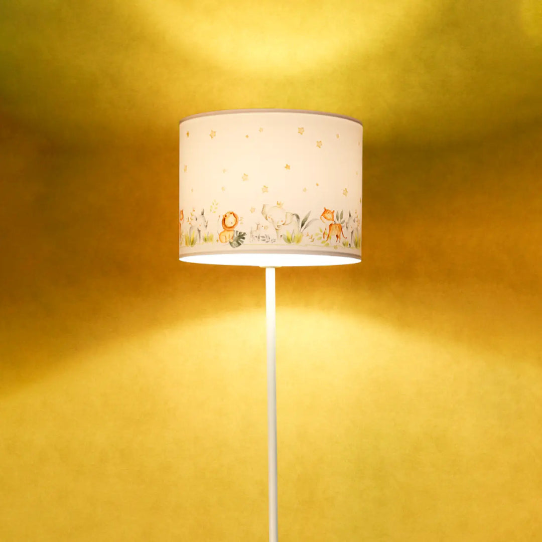 Lampadaire blanc enfant avec abat-jour cylindrique illustré de animaux de la jungle et étoiles dorées discreetes