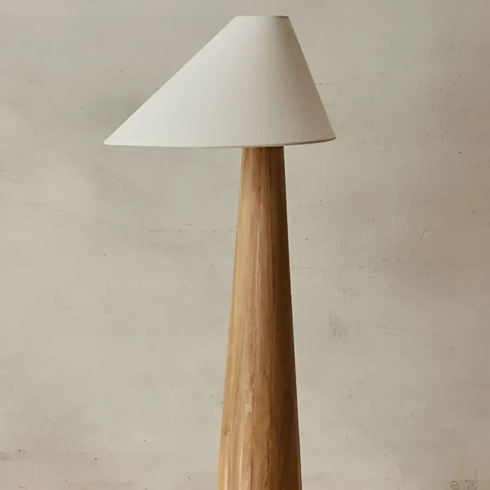 Lampadaire chenou minimaliste avec base en bois conique et abat-jour blanc pour coin lecture élégant