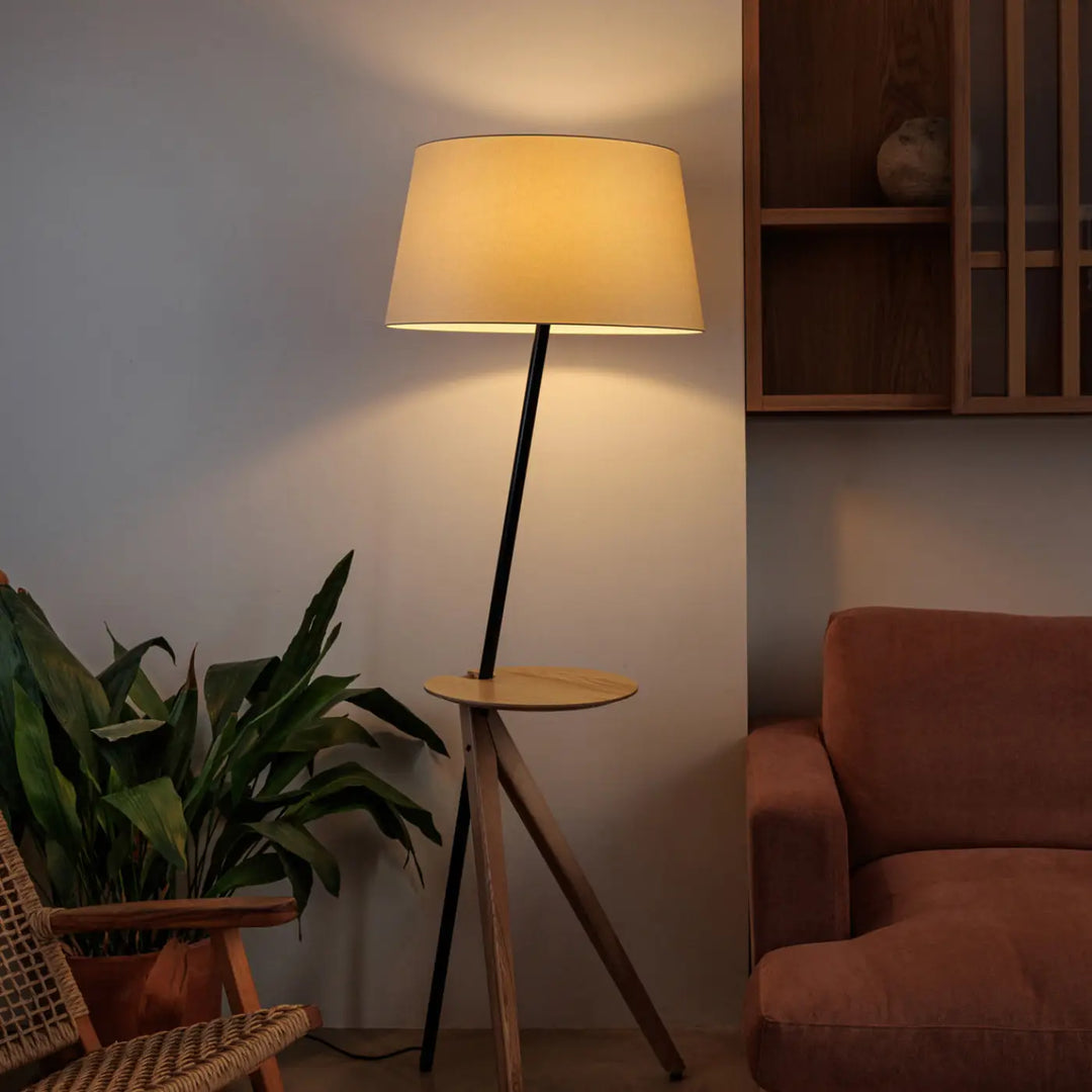 Lampadaire Treewood avec tablette en situation