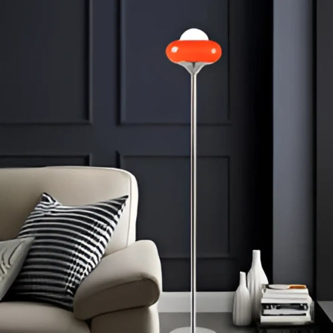 Lampadaire moderne virelia avec abat-jour en verre orange et tige métallique fine design rétro élégant