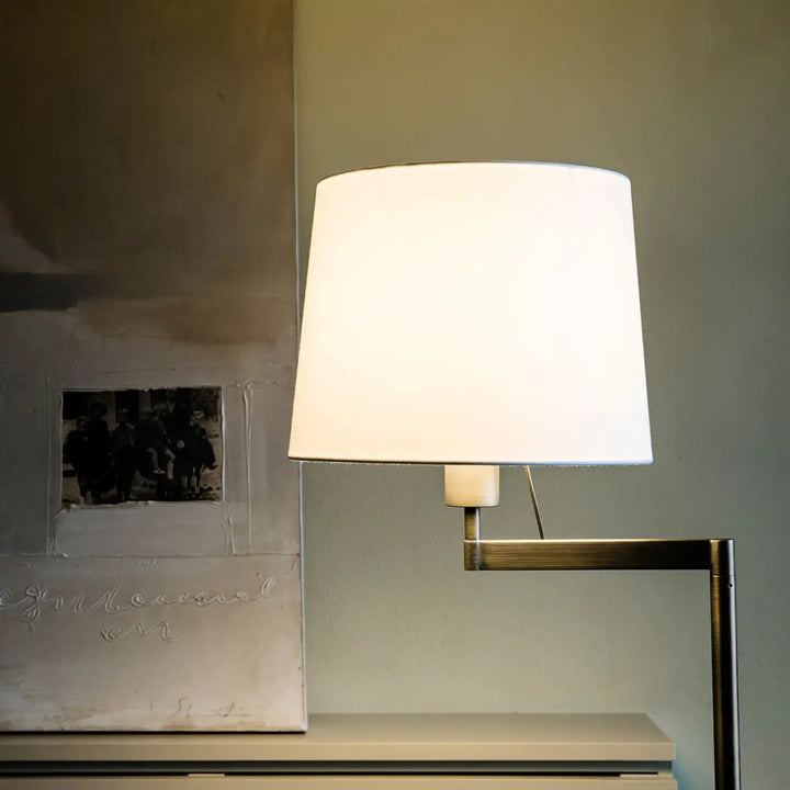 Tête orientable du lampadaire Artis allumée