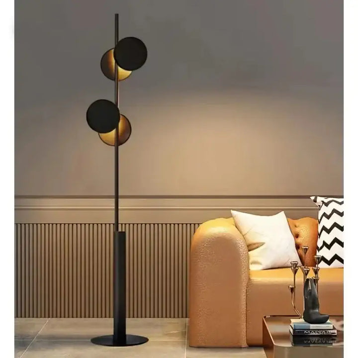 Lampadaire contemporain noir et doré au style chic et raffiné