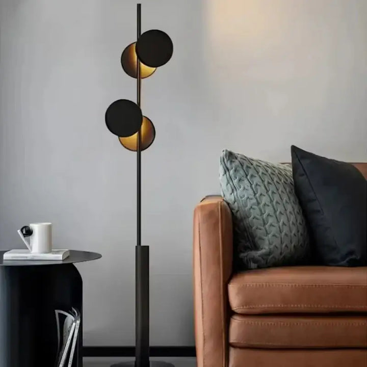 Lampadaire contemporain noir et doré au style chic et raffiné