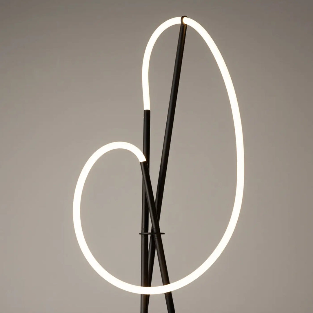 Lampadaire crochet noir design métal avec led dimmable silicone blanc formant une courbe abstraite en s élégante