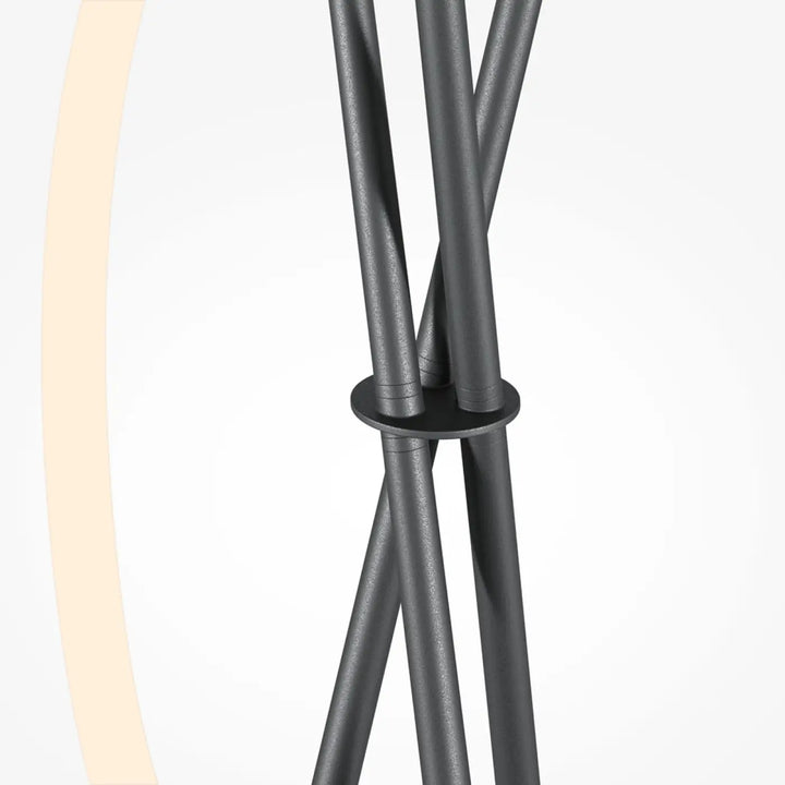 Lampadaire crochet trépied noir avec pieds cylindriques texturés et base circulaire compatible led dimmable silica blanc
