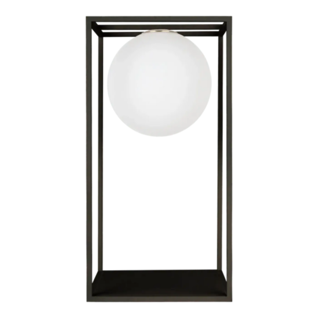 Lampadaire daisy avec cadre rectangulaire noir mat et globe en verre opaque blanc qui s’intègre facilement