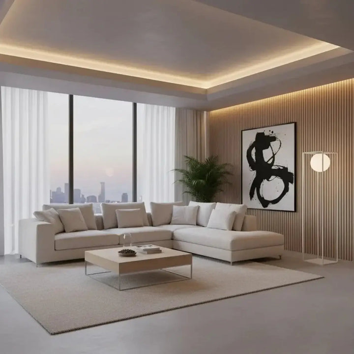Lampadaire daisy en verre opaque s’intègre facilement avec canapé sectionnel beige aux lignes épurées et coussins moelleux