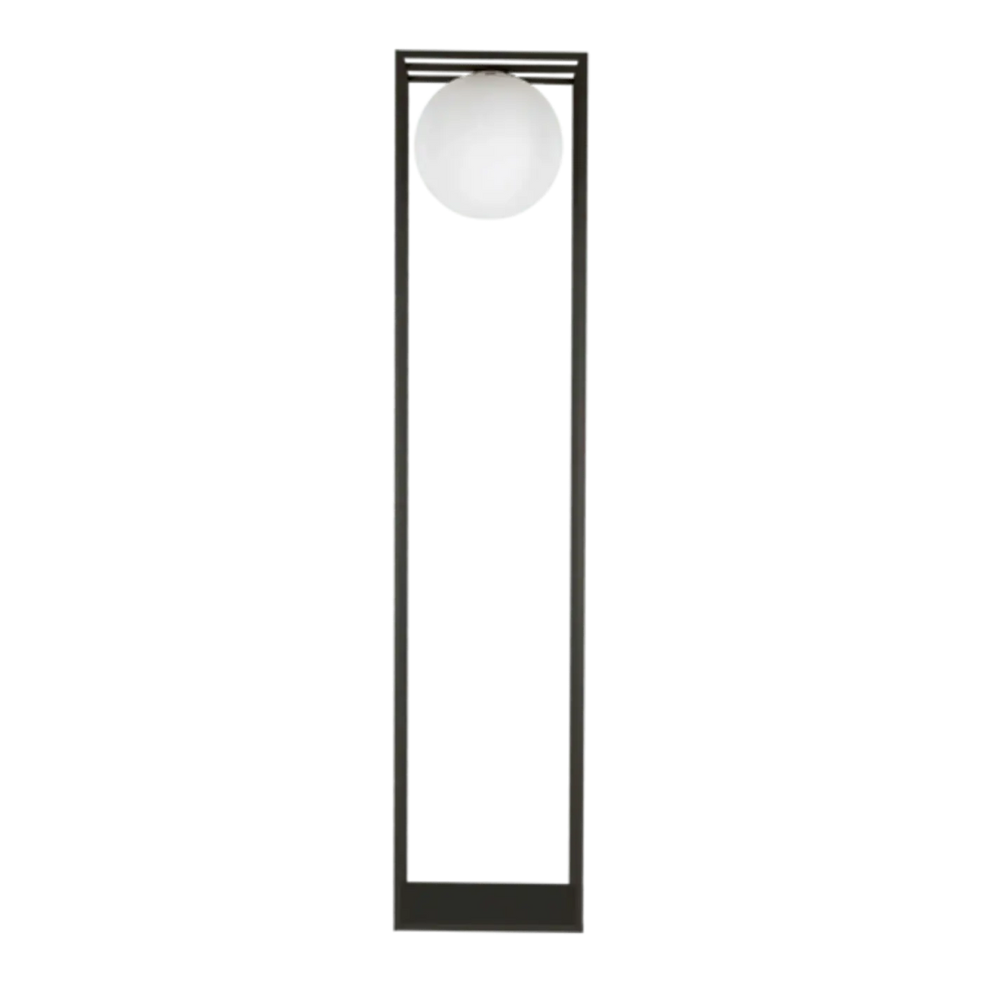 Un lampadaire daisy moderne avec cadre rectangulaire noir mat et verre opaque sphérique blanc qui s’intègre facilement