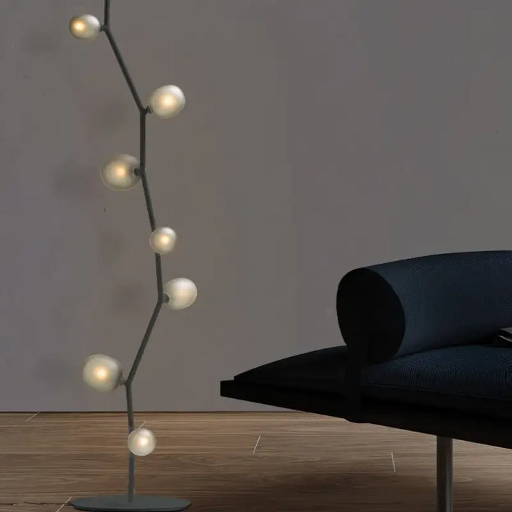 Lampadaire décoratif moderne en métal et globes en verre élégant