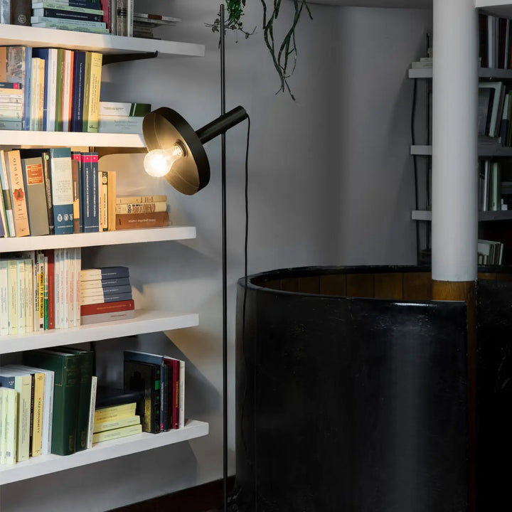 Lampadaire Whizz noir et or en situation