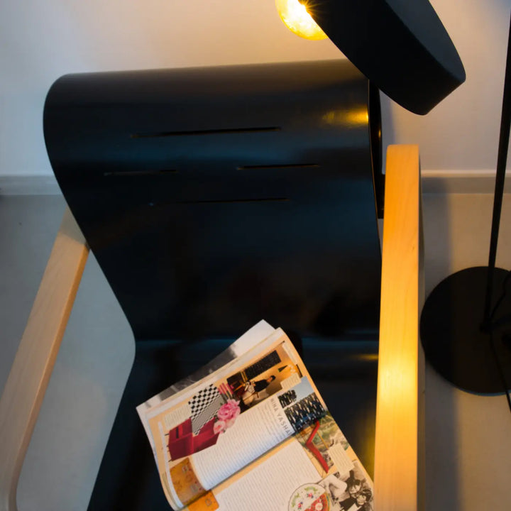 Lampadaire Whizz noir et or de Faro Barcelona en situation