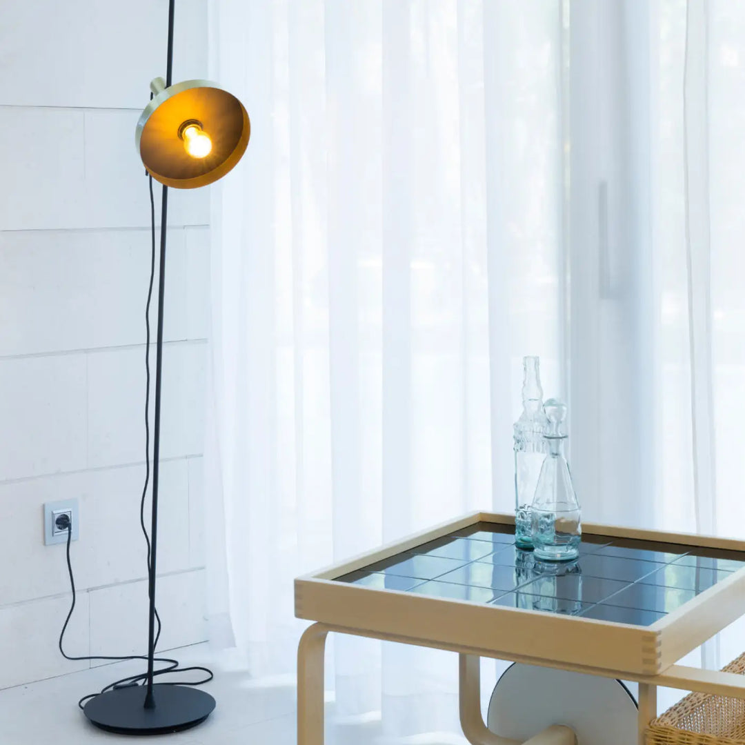 Lampadaire Whizz or et noir dans un intérieur