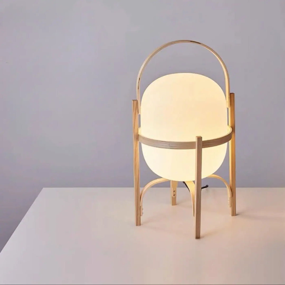 Lampadaire kalana avec abat-jour en verre dépoli rond supporté par pieds en bois fins et arche élégante pour décoration contemporaine