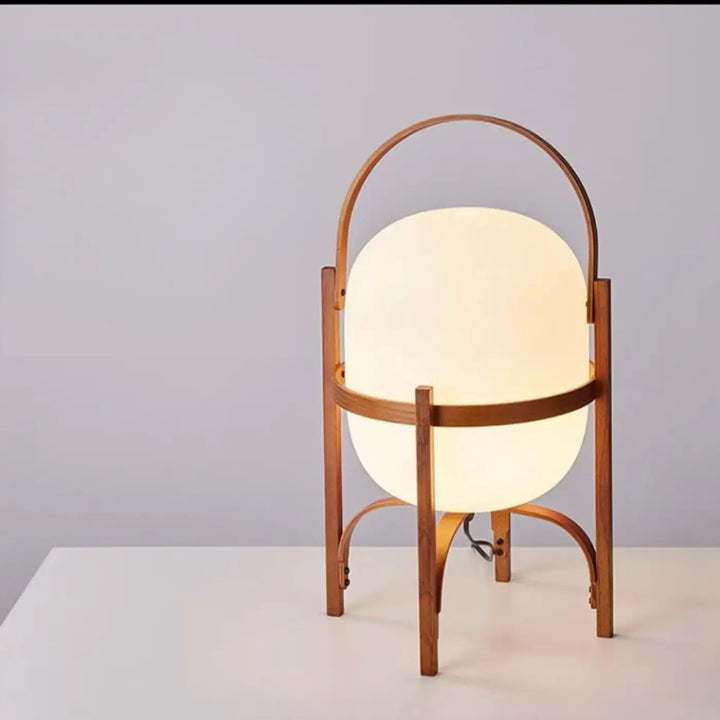 Lampadaire kalana avec cadre en bois ton chaud et abat-jour en verre dépoli arrondi pour décoration contemporaine