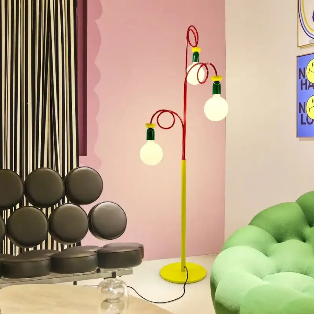 Lampadaire kay avec trois boules lumineuses rouge et jaune vibrant illuminant une pièce moderne