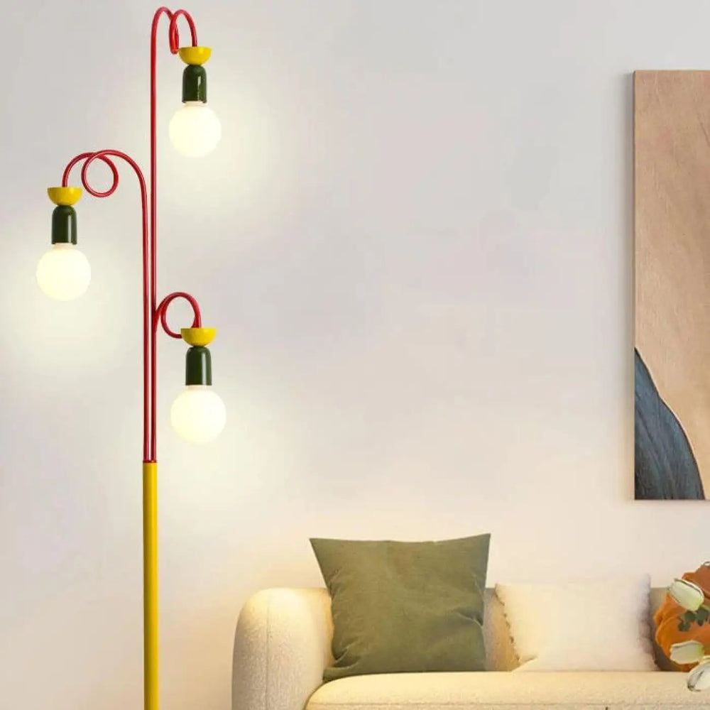 Lampadaire kay vibrant rouge et jaune avec trois boules lumineuses courbées tenant des ampoules allumées