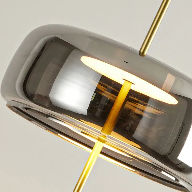 Lampadaire design rétro en bois et abat jour chromé élégant