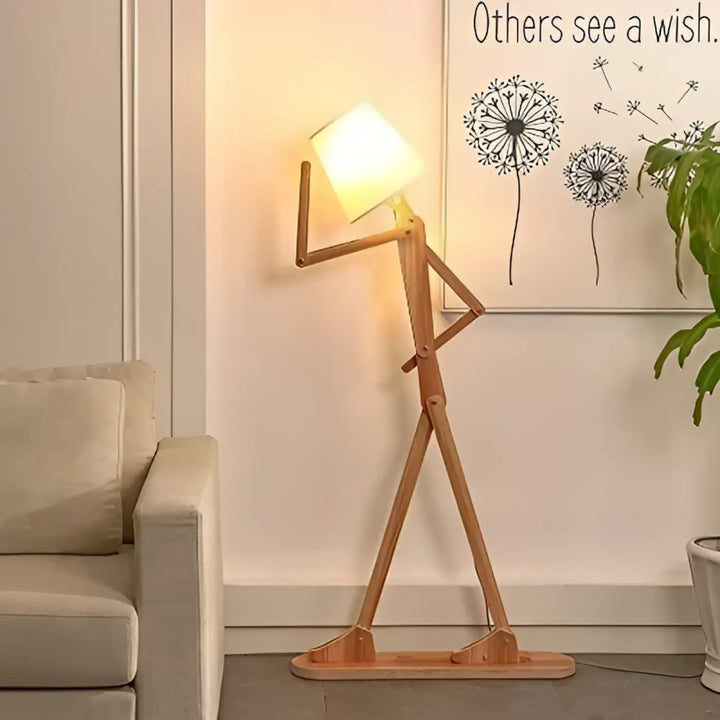 Lampadaire en bois fer type avec figure articulée et abat-jour carré diffusant une lumière douce