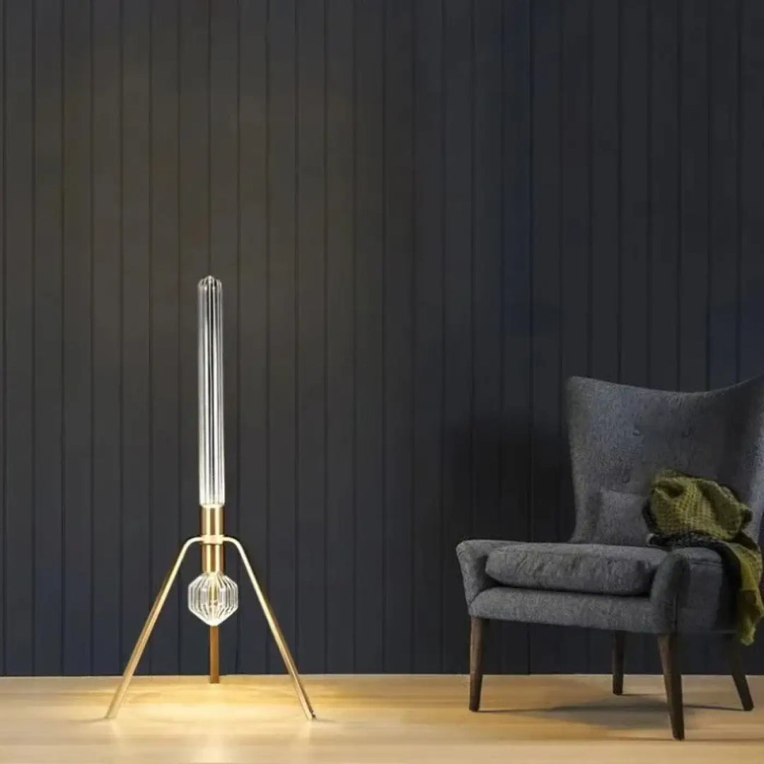 Lampadaire design shor avec verre strié clair et base trépied en laiton pour une allure sculpturale moderne