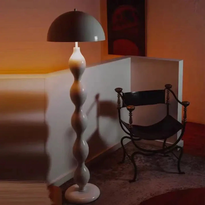 Lampadaire irmahi avec corps ondulé blanc et abat-jour gris mat pour une ambiance chaleureuse et un lampadaire élégant