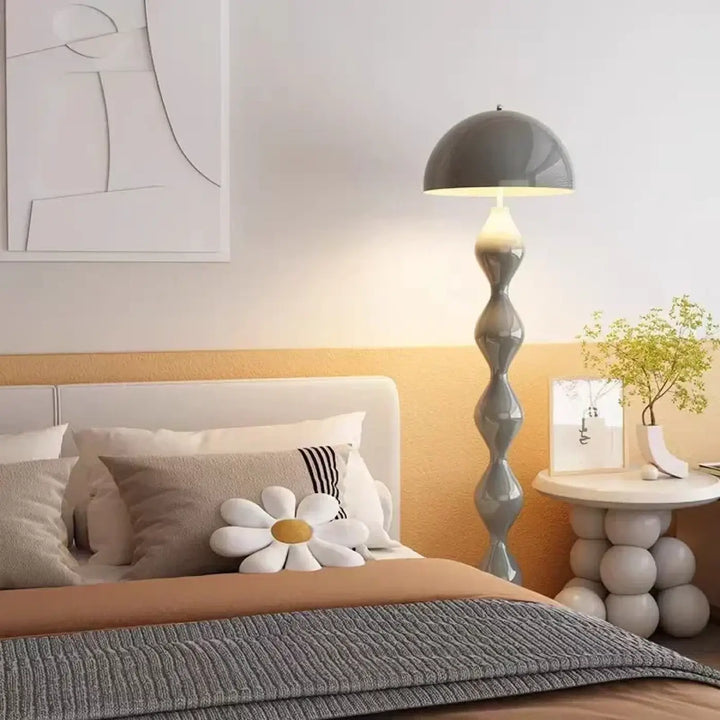 Lampadaire irmahi gris moderne avec corps ondulé et abat-jour en forme de dôme pour une ambiance chaleureuse