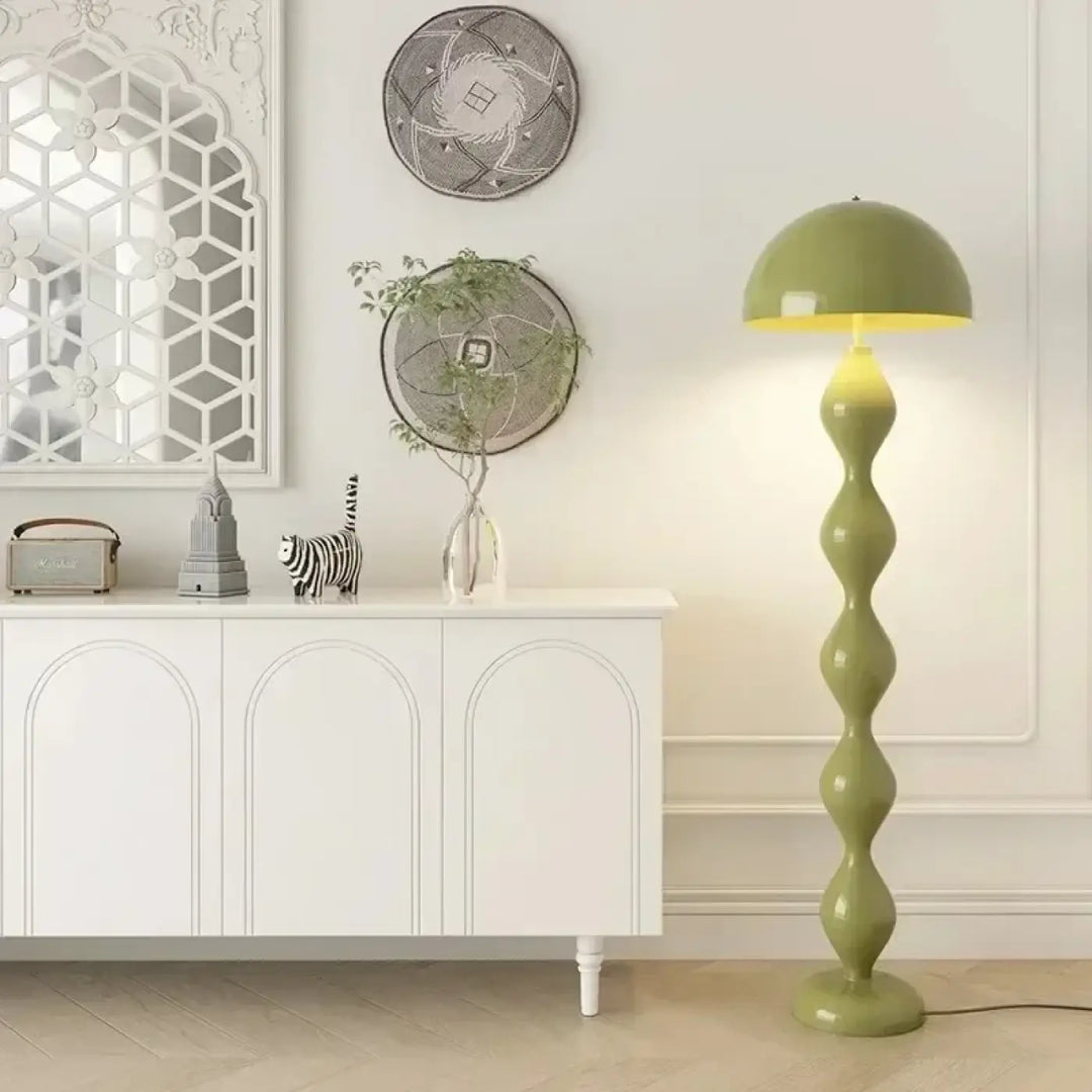 Lampadaire élégant olive vert avec finition glossy, corps ondulé sculpté et abat-jour en dôme pour ambiance chaleureuse