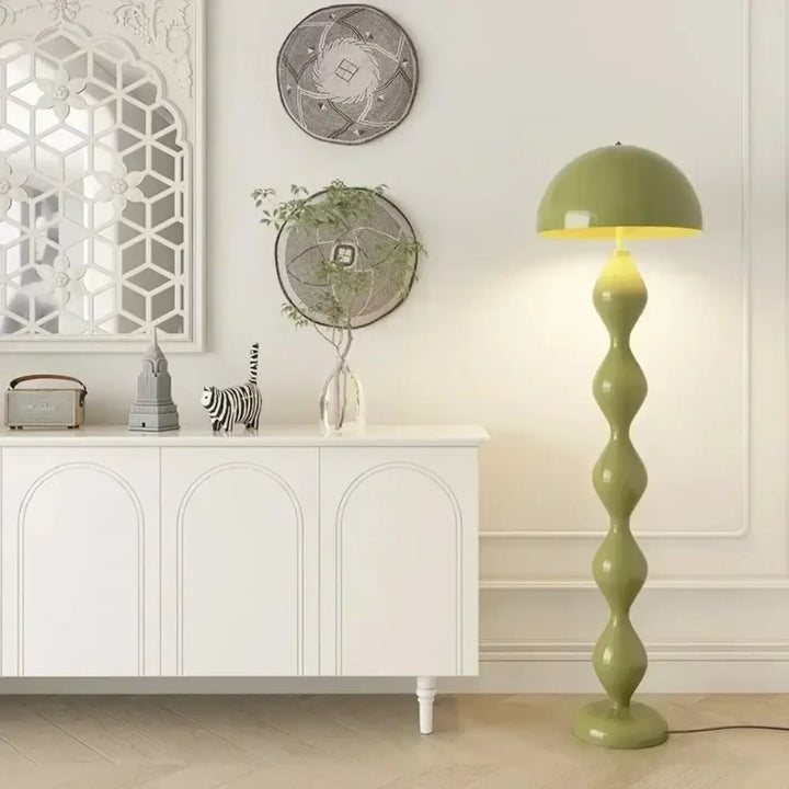 Lampadaire élégant olive vert avec finition glossy, corps ondulé sculpté et abat-jour en dôme pour ambiance chaleureuse
