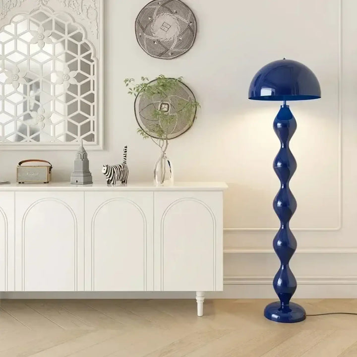 Lampadaire élégant irmahi en cobalt bleu avec corps ondulé brillant et abat-jour en forme de dôme pour ambiance chaleureuse