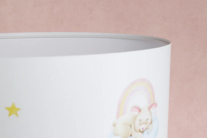 Lampadaire enfant blanc avec abat-jour cylindrique illustré d’un faon rêveur sous arc-en-ciel pastel jaune