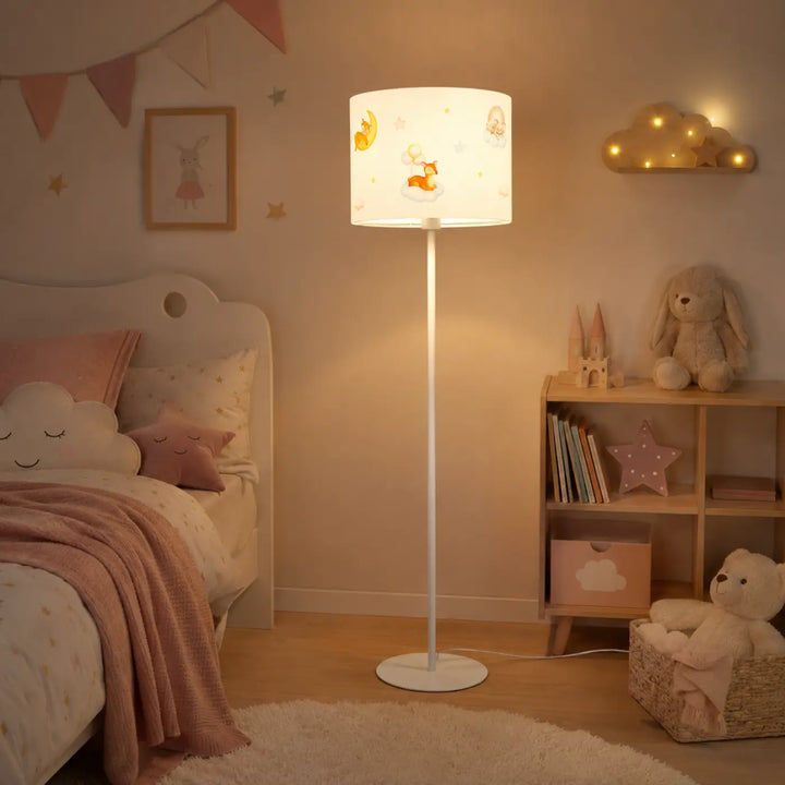 Lampadaire enfant blanc avec abat-jour cylindrique décor faon rêveur en pastel doux pour chambre enfant