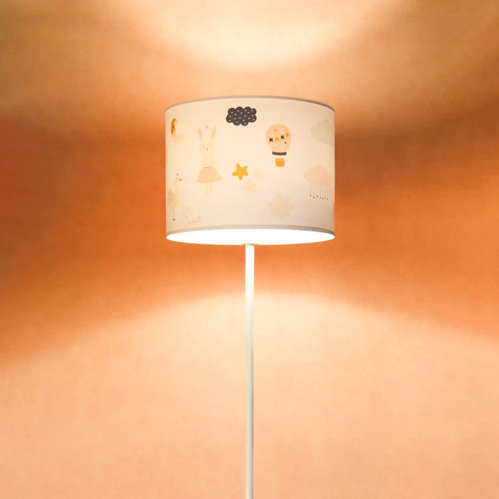 Lampadaire enfant blanc avec abat-jour cylindrique orné d’un motif douceur enchantée avec lapins étoiles et nuages