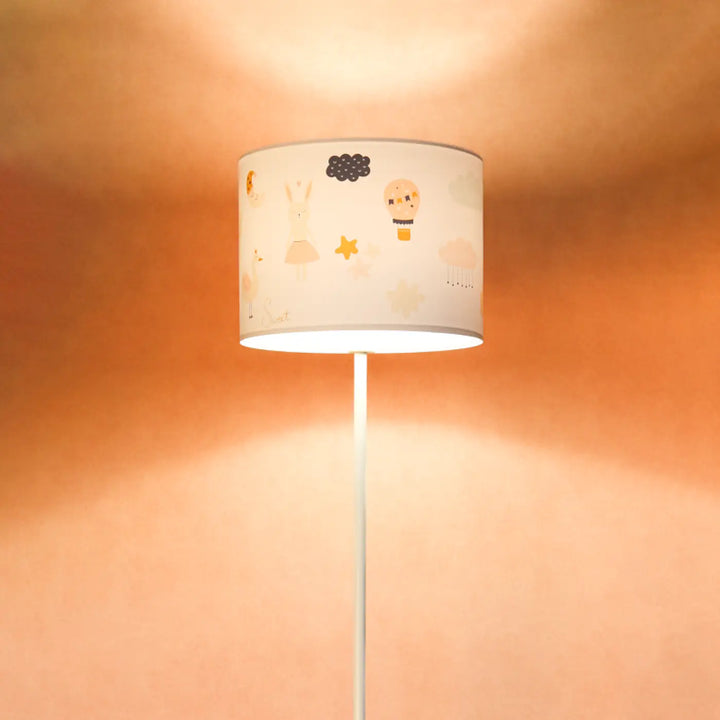 Lampadaire enfant blanc avec abat-jour cylindrique orné d’un motif douceur enchantée avec lapins étoiles et nuages