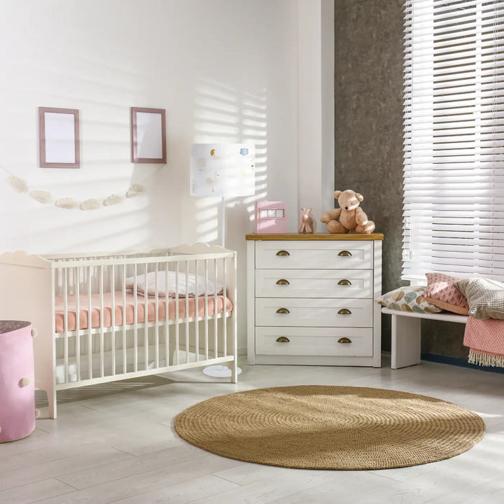 Lampadaire enfant blanc sweet dreams avec motif douceur enchantée posé sur commode blanche en bois avec poignées laiton