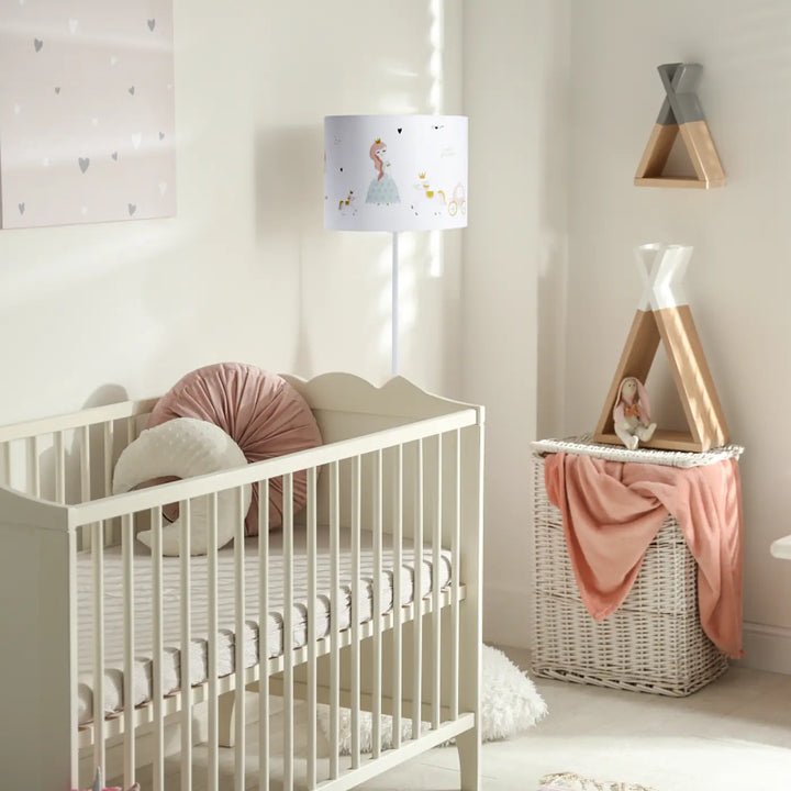 Lampadaire enfant blanc avec abat-jour cylindrique illustré d’une princesse pour chambre enfantine