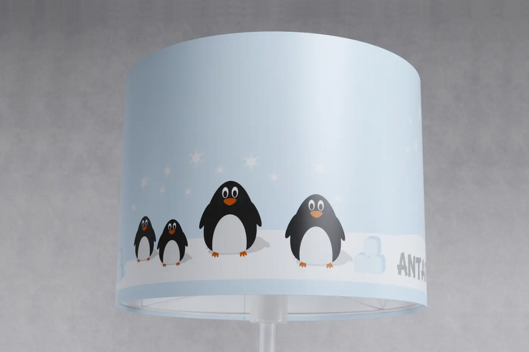 Lampadaire enfant bleu pastel avec abat-jour cylindre illustré d une famille de pingouins sur fond neigeux plus qu un simple luminaire