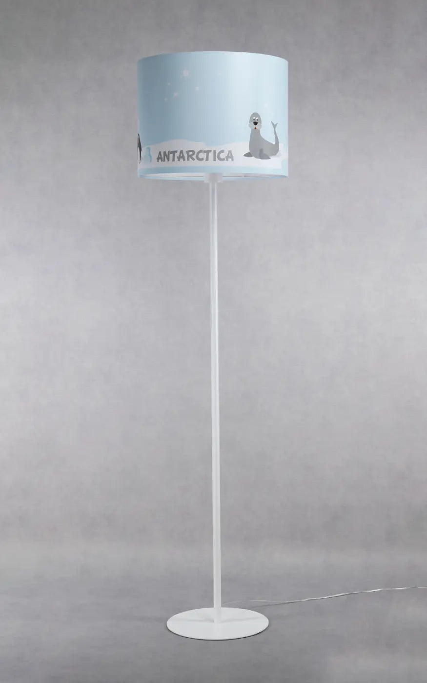 Lampadaire enfant blanc avec abat-jour bleu pastel illustré d’un phoque et texte antarctica sur pied blanc circulaire