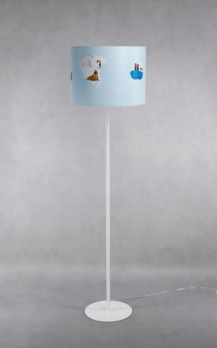Lampadaire enfant bleu pastel avec abat-jour cylindrique illustré monté sur pied métal blanc slender