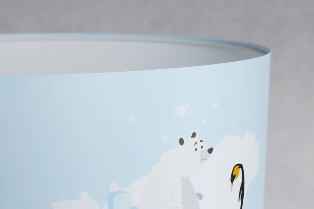 Lampadaire enfant bleu pastel avec abat-jour cylindrique illustré dours polaire et pingouin sur fond glacé étoilé