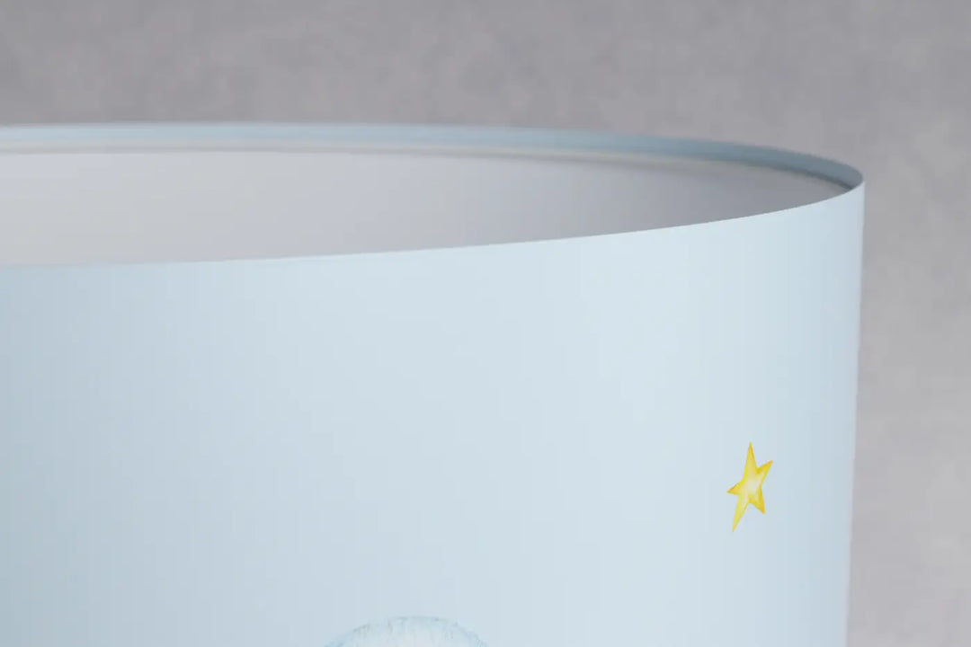 Lampadaire enfant bleu pastel avec abat-jour cylindrique et étoile jaune pour aux aventures douces nuits
