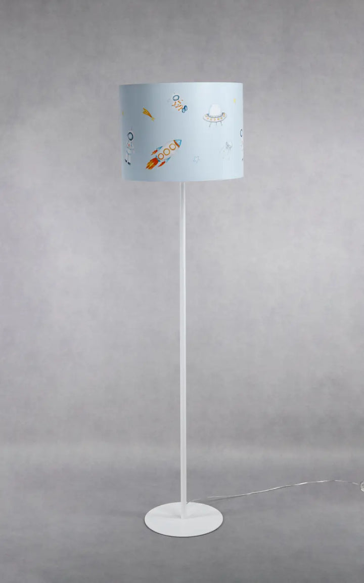 Lampadaire enfant bleu pastel avec abat-jour cylindrique illustré d’éléments spatiaux pour aux aventures