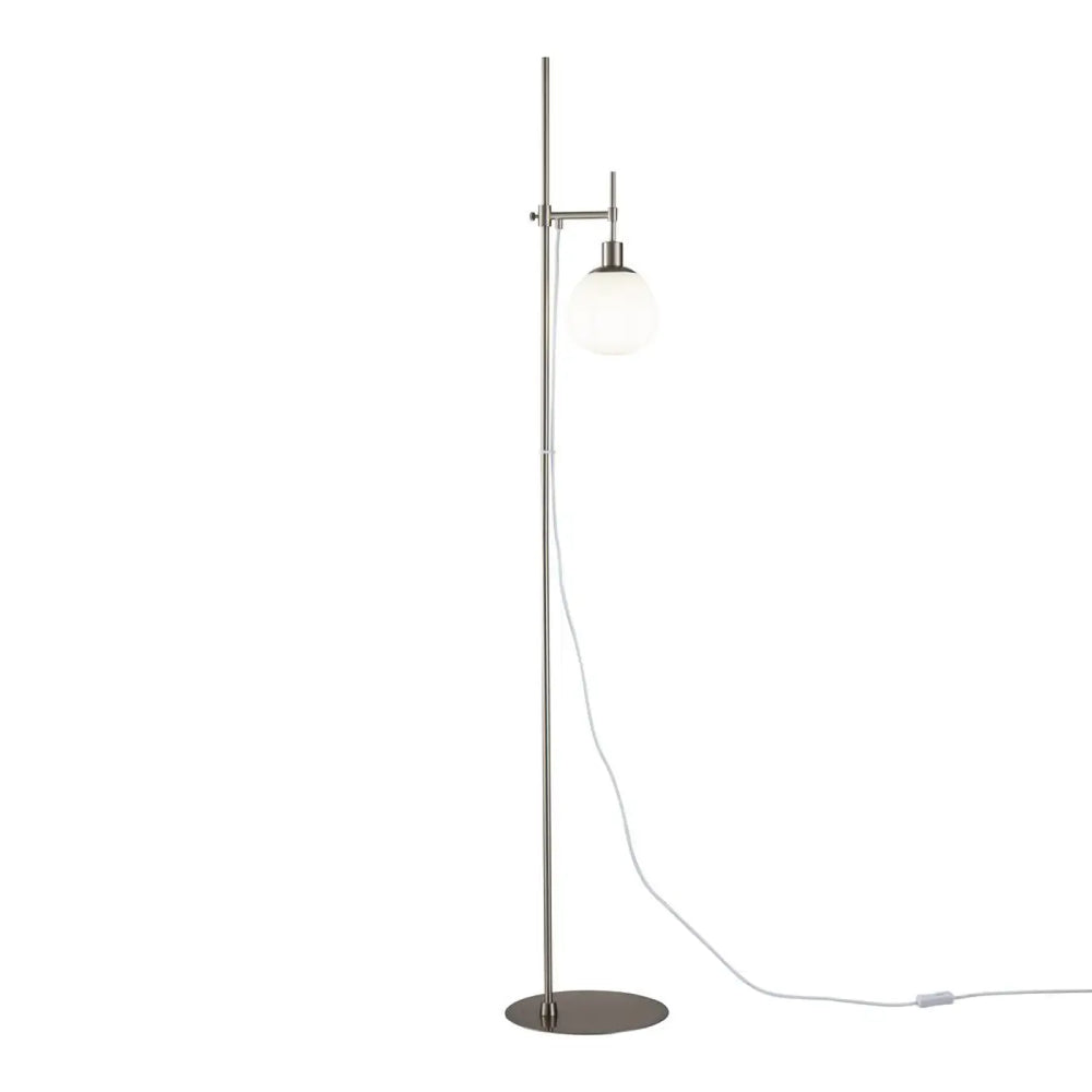 Lampadaire erich art déco avec un globe orientable en verre dépoli et un pied métallique slender moderne