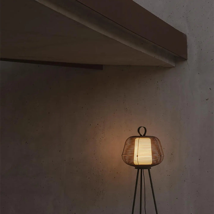 Lampadaire d'extérieur Nara noir de Faro Barcelona en situation