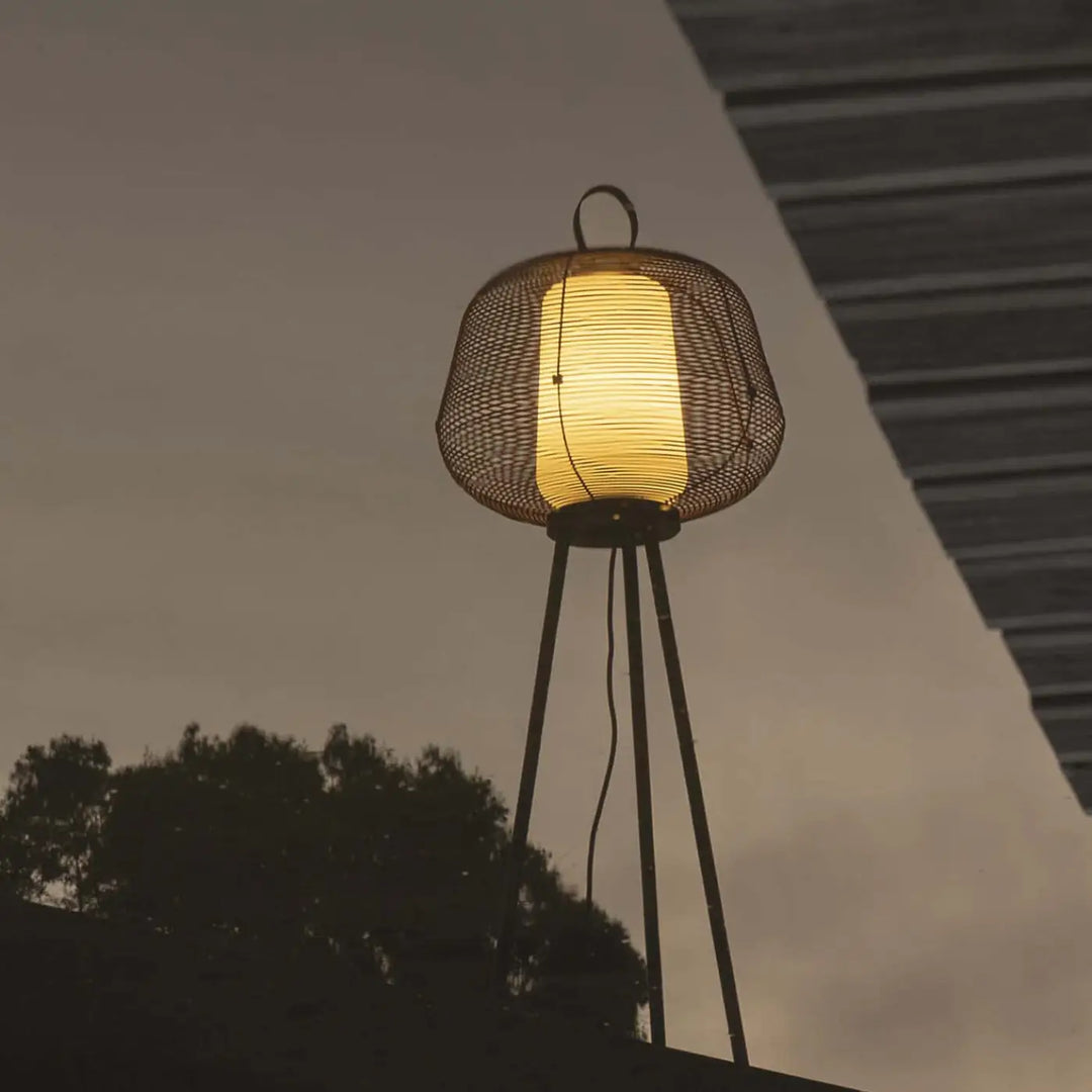 Lampadaire d'extérieur Nara brun rouille de Faro Barcelona en situation