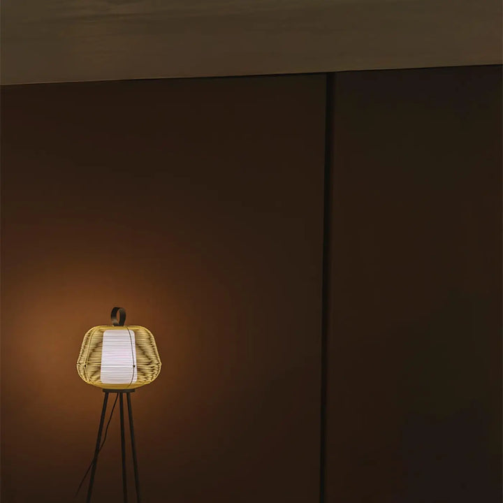 Lampadaire d'extérieur Nara beige de Faro Barcelona en situation