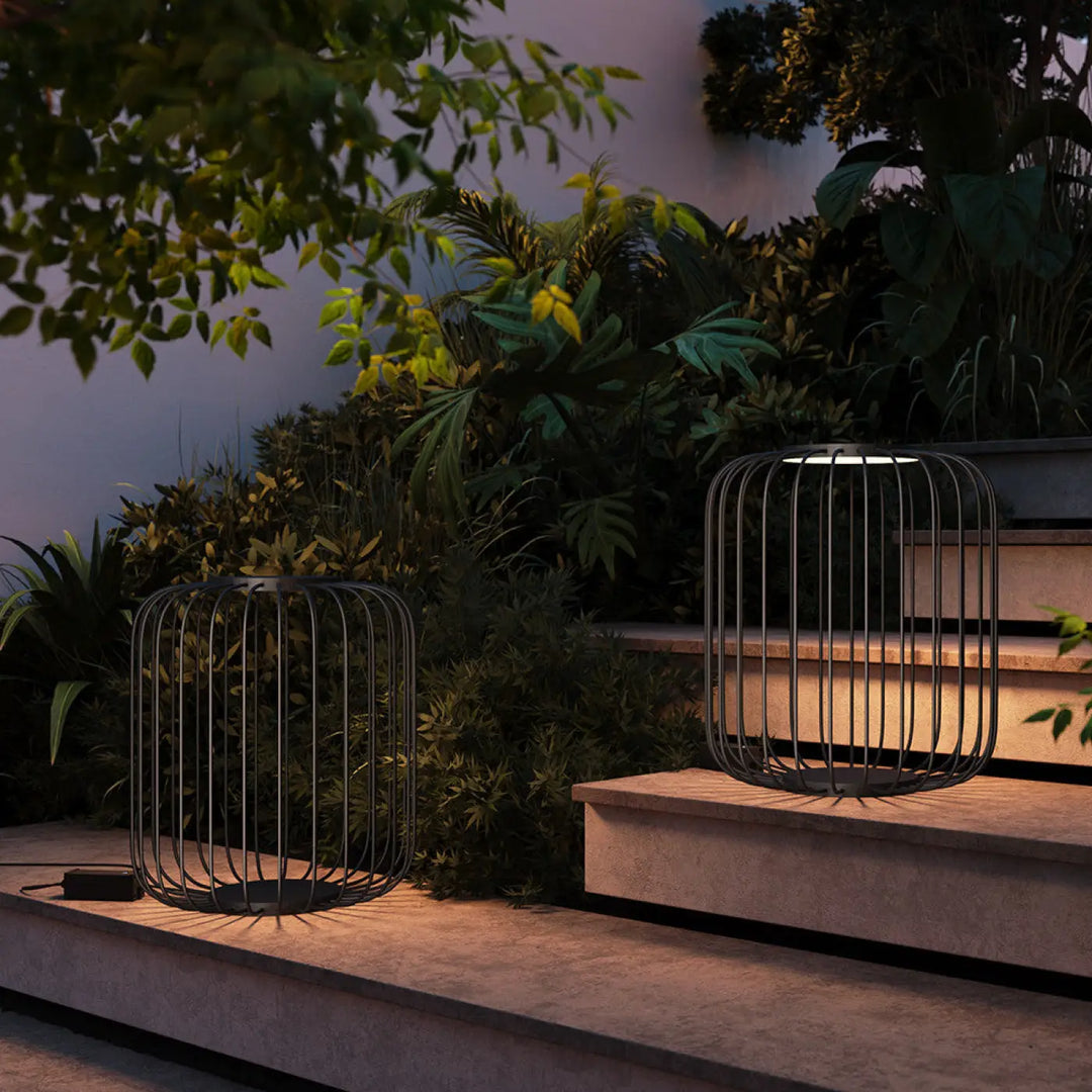 Lampadaire extérieur led ajouré en fil d’acier noir avec lumière chaude et cage métallique design moderne
