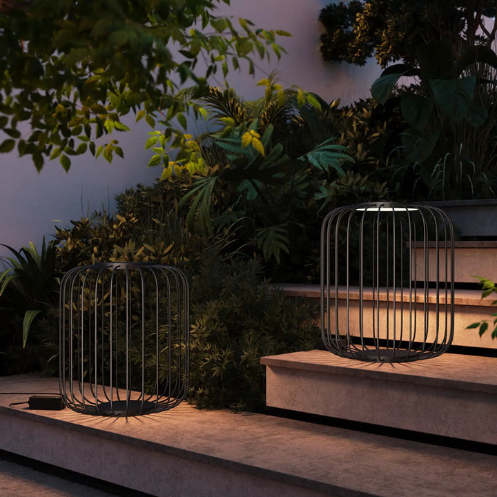 Lampadaire extérieur led ajouré en fil d’acier noir avec lumière chaude et cage métallique design moderne