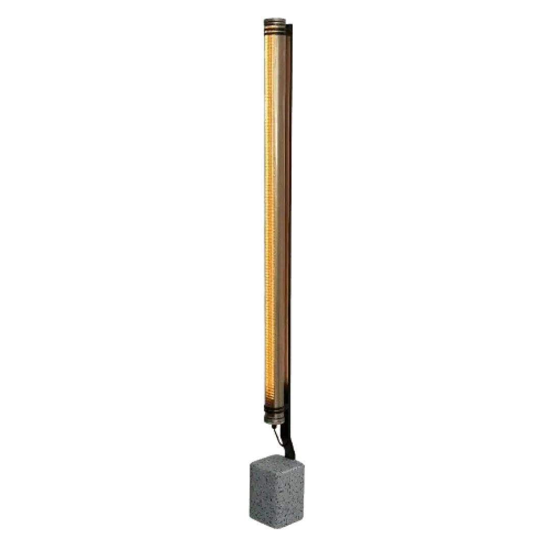 Lampadaire extérieur lukas avec corps cylindrique translucide et luisance ambrée, finition métallique polie, s’intègre facilement