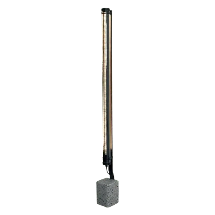 Lampadaire extérieur lukas cylindrique en métal avec finition métallique et base noire s’intègre facilement aux espaces extérieurs