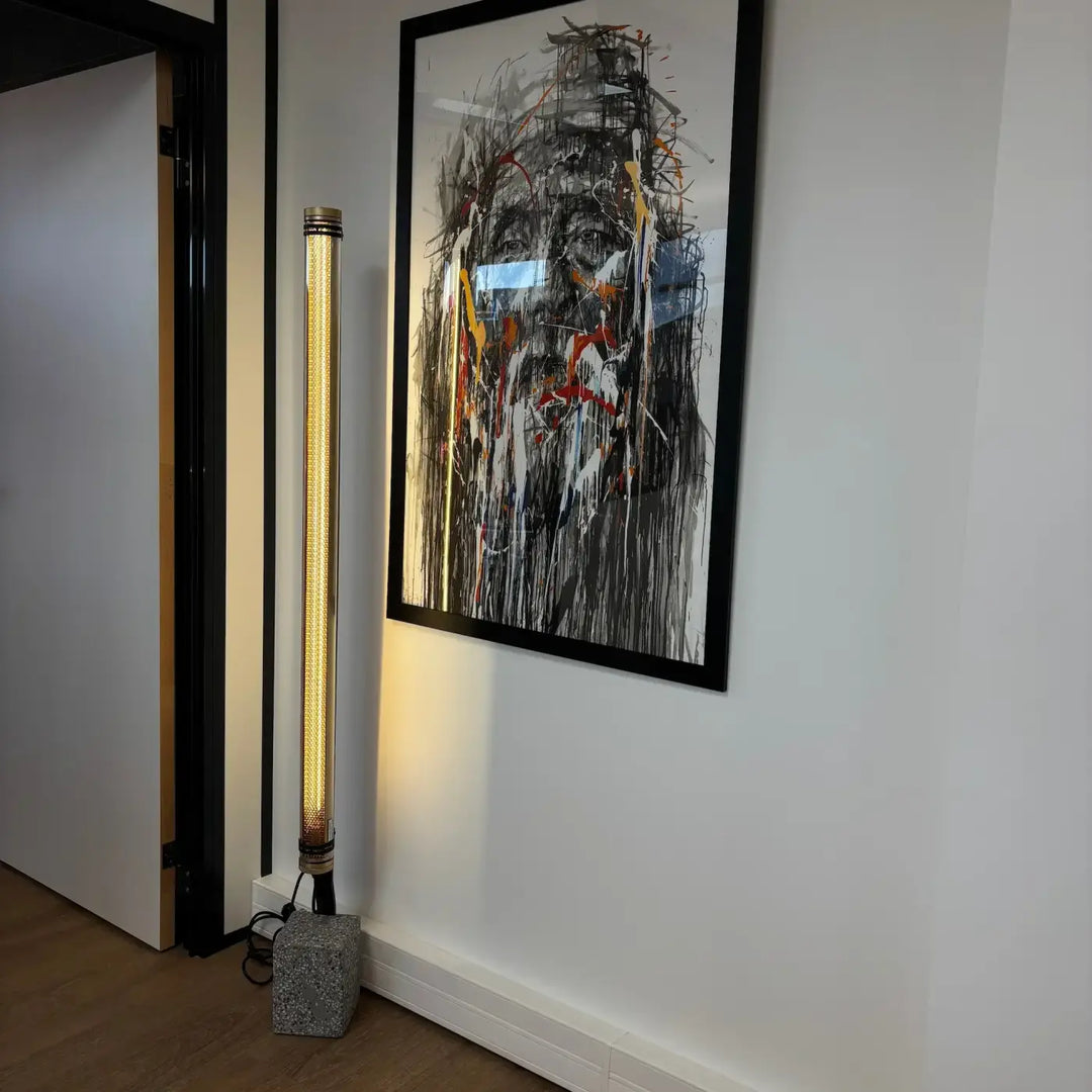 Lampadaire extérieur lukas avec corps cylindrique lumineux à led verticales chaude s’intègre facilement avec capuchon métallique