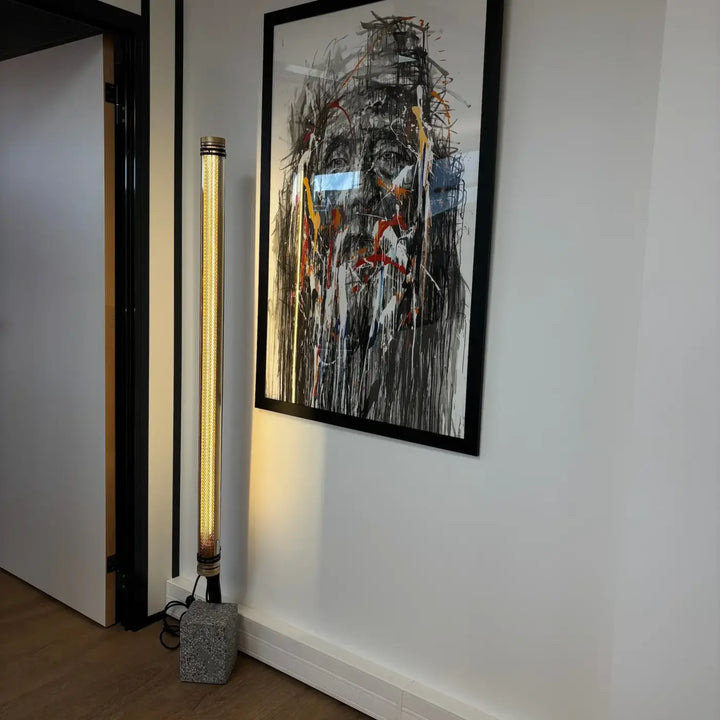 Lampadaire extérieur lukas avec corps cylindrique lumineux à led verticales chaude s’intègre facilement avec capuchon métallique